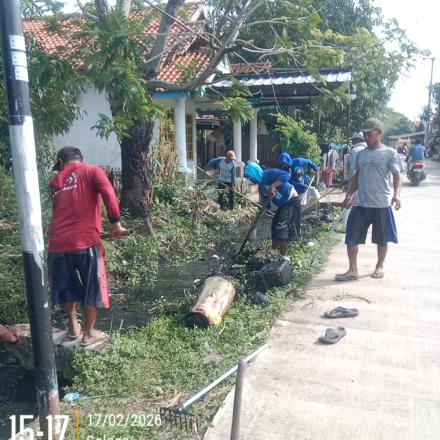 Antisipasi Banjir, Warga Luwunggesik Bergotong Royong Bersihkan Saluran Air.
